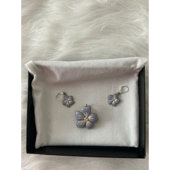 Fashion Jewelry Jewelry - Baby Blue Floral Pendant and earrings Silver plated setting Rhinestone center